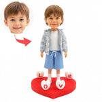 Figurine à tête branlante personnalisée pour enfant à partir d'une photo avec socle en forme de cœur