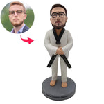 Figurine à tête branlante d'athlète de taekwondo