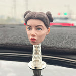Tableau de bord de voiture personnalisé avec figurine féminine