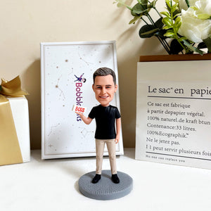 Figurine à tête branlante personnalisée pour homme tenant une pancarte BOSS
