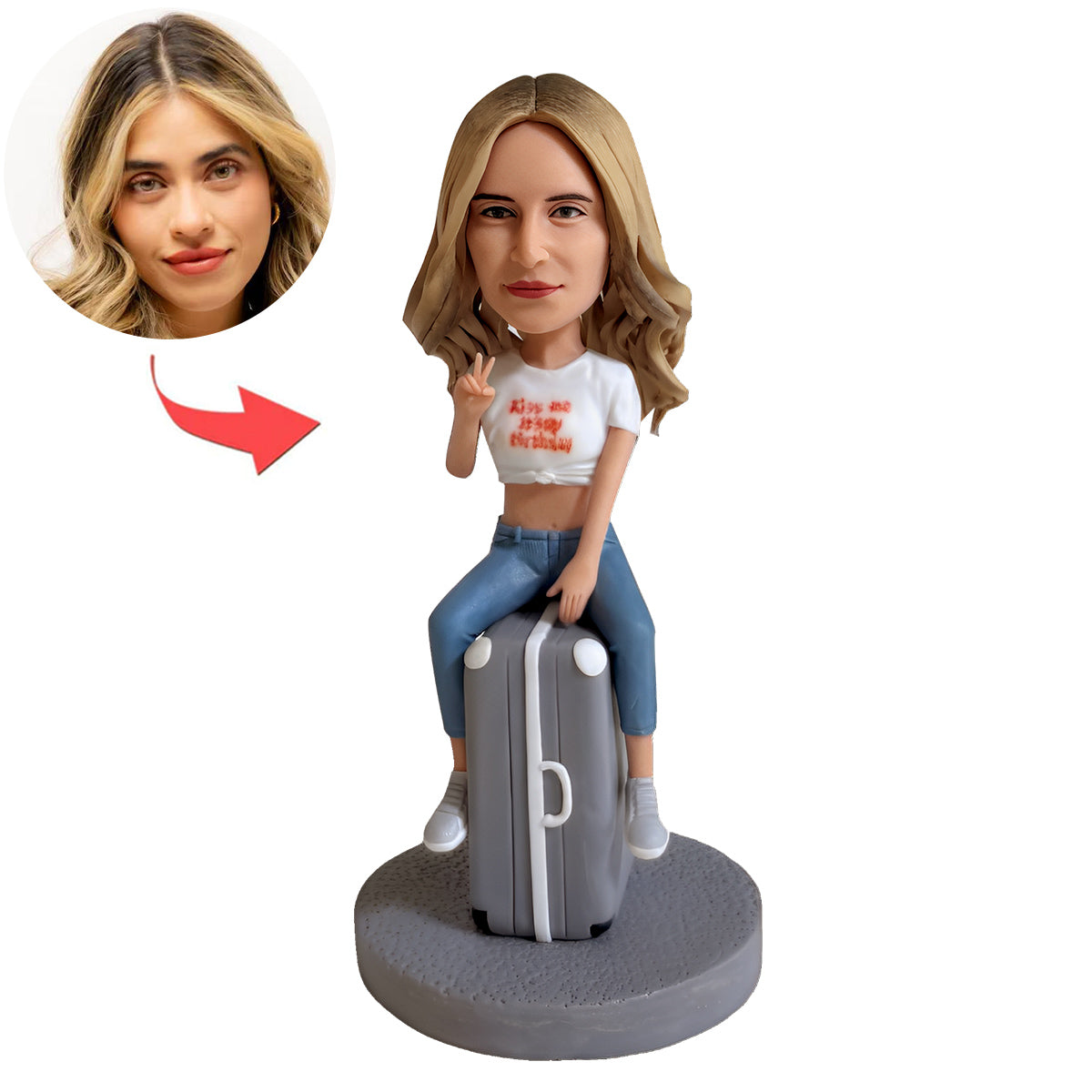 Figurine à tête branlante personnalisée posée sur une valise