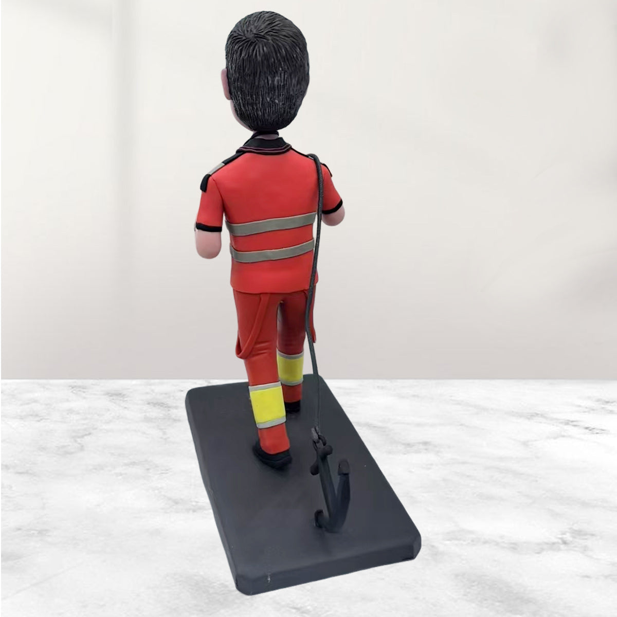Figurine à tête branlante personnalisée en uniforme de travail rouge avec tasse à café