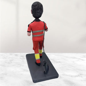 Figurine à tête branlante personnalisée en uniforme de travail rouge avec tasse à café
