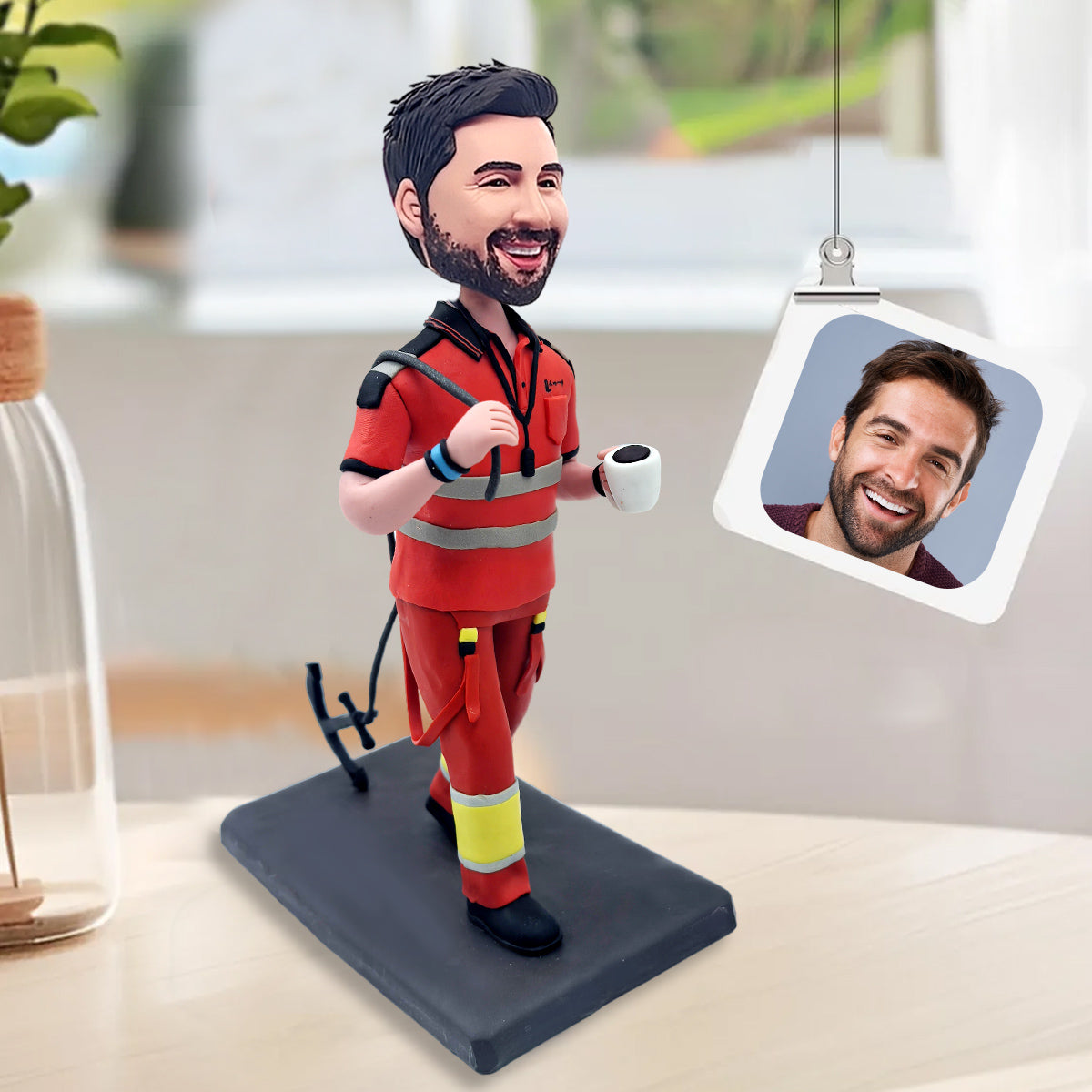 Figurine à tête branlante personnalisée en uniforme de travail rouge avec tasse à café