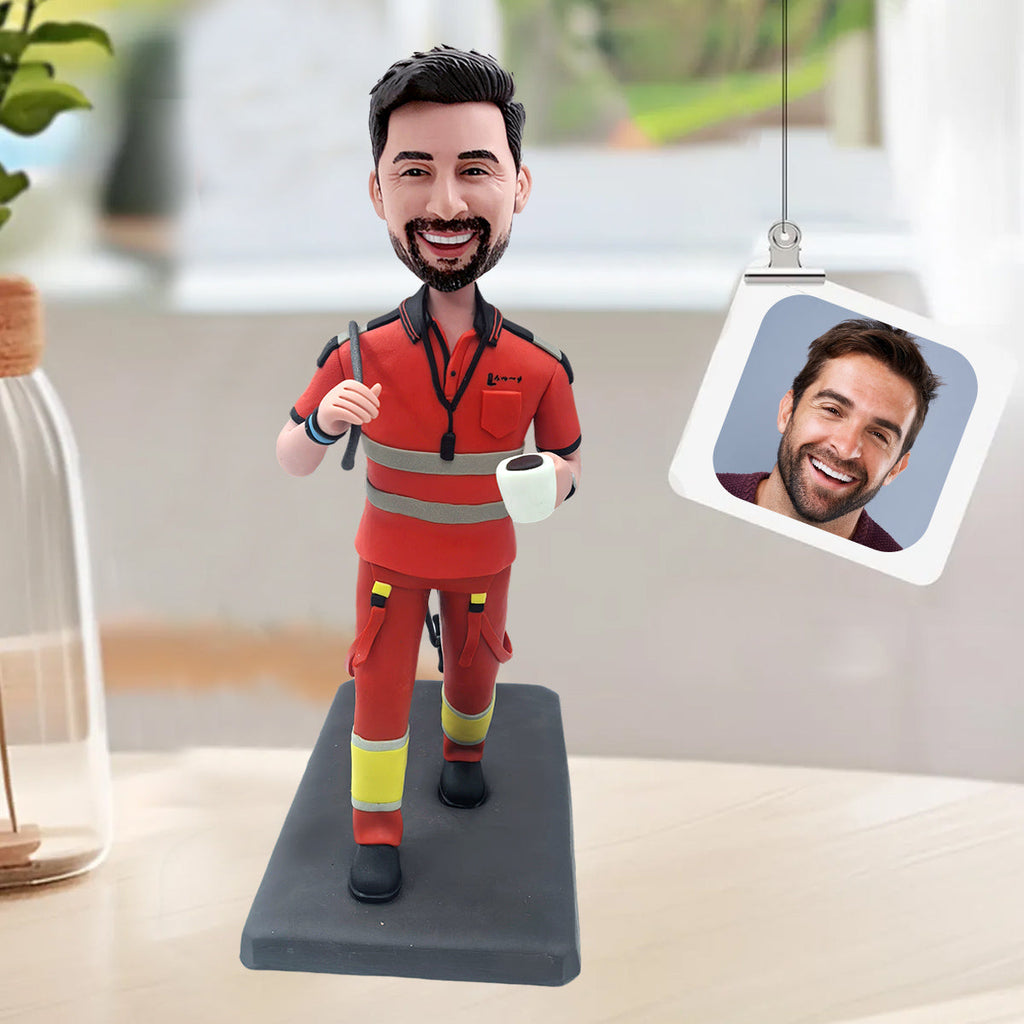 Figurine à tête branlante personnalisée en uniforme de travail rouge avec tasse à café