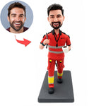 Figurine à tête branlante personnalisée en uniforme de travail rouge avec tasse à café