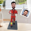 Figurine à tête branlante personnalisée en uniforme de travail rouge avec tasse à café