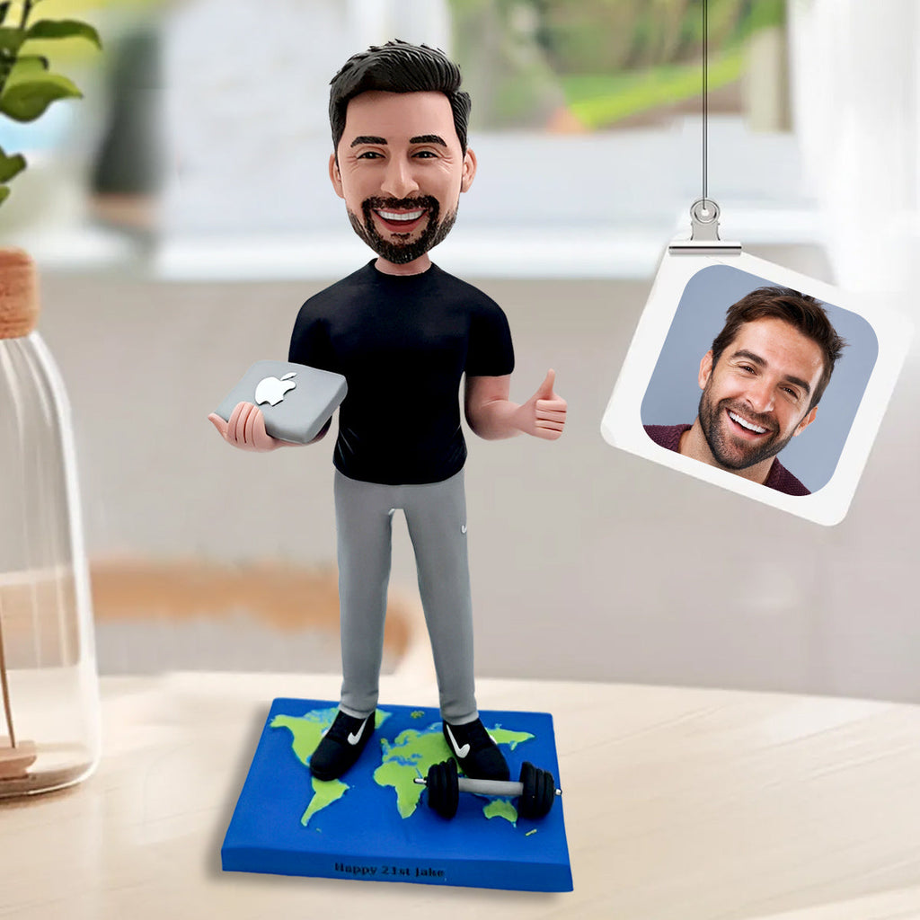 Figurine à tête branlante personnalisée avec ordinateur portable et haltère