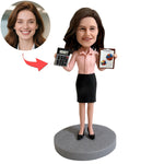Figurine à tête branlante personnalisée de comptable (femme) avec calculatrice et rapport