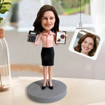 Figurine à tête branlante personnalisée de comptable (femme) avec calculatrice et rapport