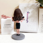 Figurine à tête branlante personnalisée de comptable (femme) avec calculatrice et rapport