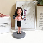 Figurine à tête branlante personnalisée de comptable (femme) avec calculatrice et rapport