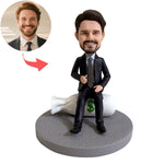 Figurine à tête branlante personnalisée en costume, assise sur un sac d'argent