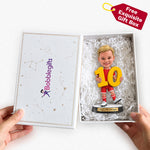 Figurine de garçon personnalisée tenant le numéro 10