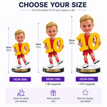 Figurine de garçon personnalisée tenant le numéro 10