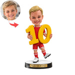 Figurine de garçon personnalisée tenant le numéro 10