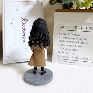 Figurine à tête branlante personnalisée pour femme – Style travail avec tasse à café