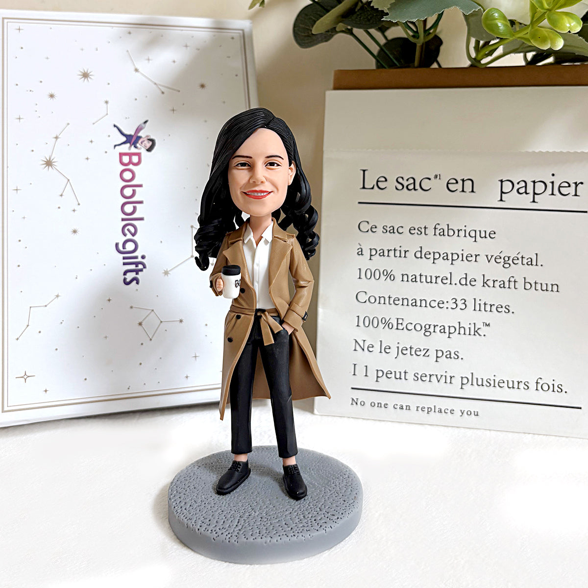 Figurine à tête branlante personnalisée pour femme – Style travail avec tasse à café