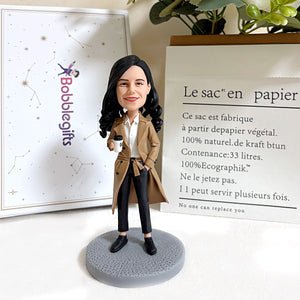 Figurine à tête branlante personnalisée pour femme – Style travail avec tasse à café