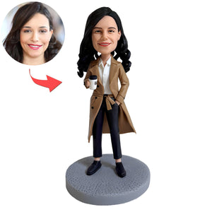 Figurine à tête branlante personnalisée pour femme – Style travail avec tasse à café